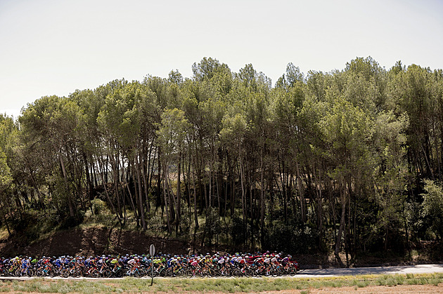 ONLINE: Vuelta v Pyrenejích. Na čele zbylo trio, z pelotonu útočí Bardet