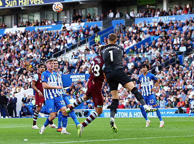 Otřesený Souček nedohrál, West Ham v Brightonu dal tři góly a je první