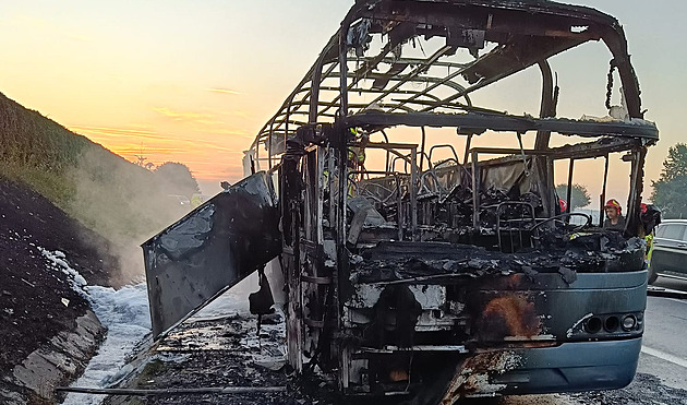 Na dálnici u Krakova shořel autobus z Česka, 35 lidí stačilo vystoupit