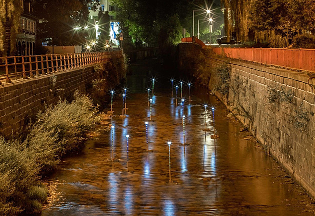 Světelná vlna v korytě řeky měla lákat na festival sklářů, dílo smetla voda