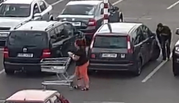 Drzý zloděj čekal, až žena odveze nákupní vozík. Pak jí vykradl auto