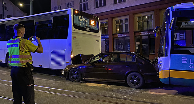 VIDEO: Auto zůstalo zaklíněné mezi autobusy, při vyprošťování se samo rozjelo