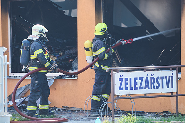 U požáru v Otrokovicích hasiči zůstanou přes noc, škoda půjde do desítek milionů