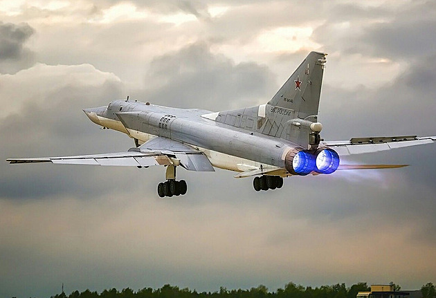 Na jihozápadě Ruska se zřítil bombardér, piloti se katapultovali