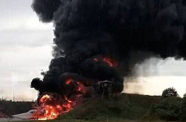 Na jihozápadě Ruska se zřítil bombardér, piloti se katapultovali