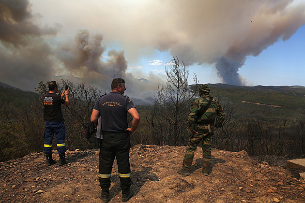 V Řecku našli 18 spálených těl. V hořícím parku nejspíš zemřeli běženci