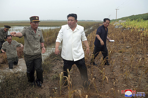 Brodil se vodou i bahnem. Severokorejský vůdce kontroloval záplavy v sandálech
