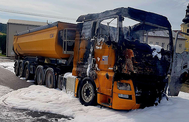 Řidiči začalo hořet nákladní auto, z kabiny stihl včas vylézt