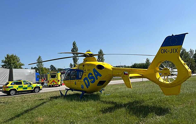 Při nehodě zahynuli tři lidé, osobní auto nedalo přednost náklaďáku