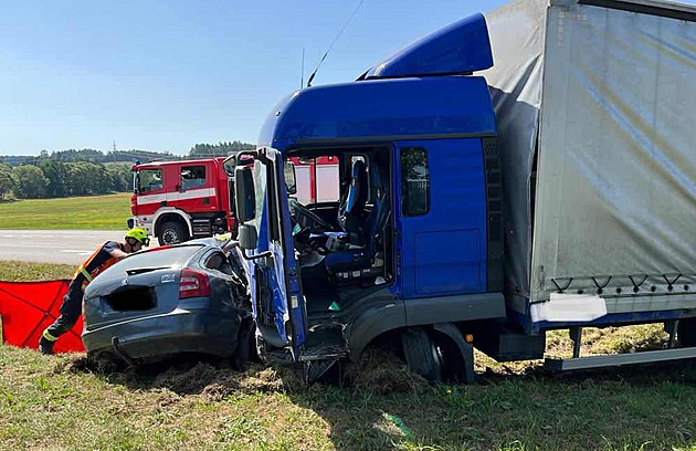 Při nehodě v Kaplici zahynuli tři lidé, osobní auto nedalo přednost kamionu