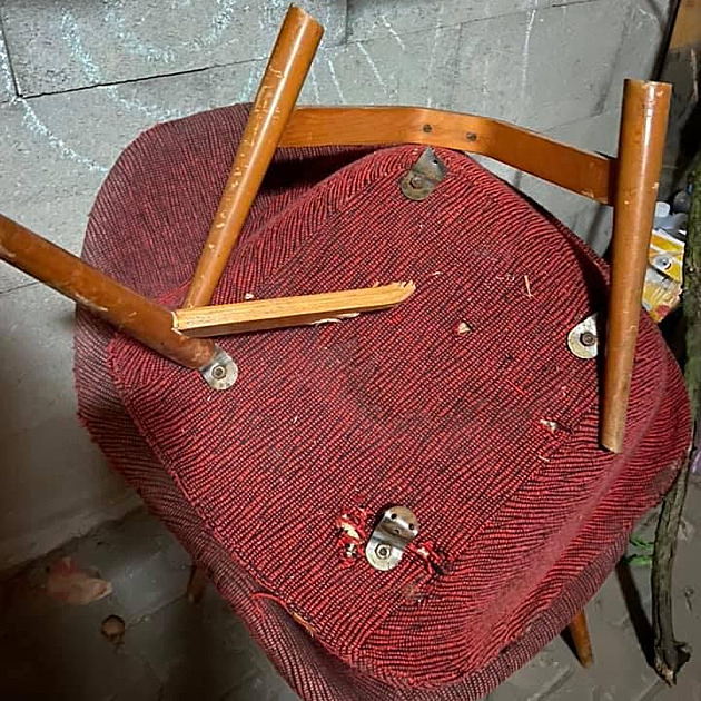 Kutí celá rodina. Matka učí pracovat děti s vercajkem už od kolébky