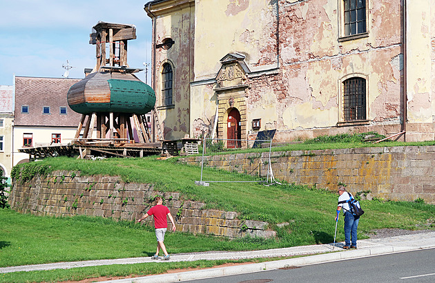 Na zchátralý kostel v Pilníkově se vrátí kopule, pak opraví zřícené klenby