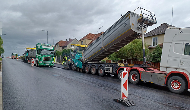 Konec kolon v Litomyšli, práce se blíží do finále. Řidiči ale vyhráno nemají