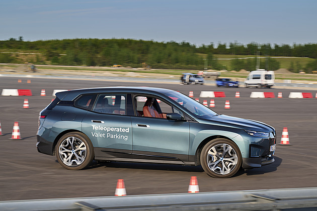 Vývojái na polygonu BMW dokáou dálkov ídit auta na simulovaném parkoviti.