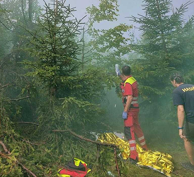 Padající stromy vážně zranily turisty v Beskydech. Schovali se pod ně při bouřce