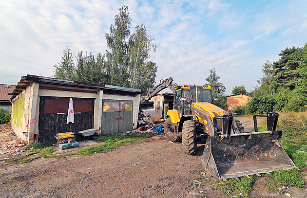 Zchátralé garáže obývané bezdomovci a plné nepořádku jdou k zemi