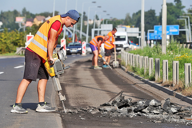 Dopravu ve Varech na závěr prázdnin ještě víc komplikují opravy průtahu