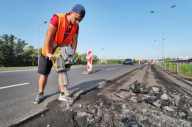 Dopravu ve Varech na závěr prázdnin ještě víc komplikují opravy průtahu