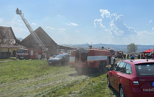 Hasiči zasahovali u požáru kravína na Benešovsku, škodu odhadují na 4,5 milionu