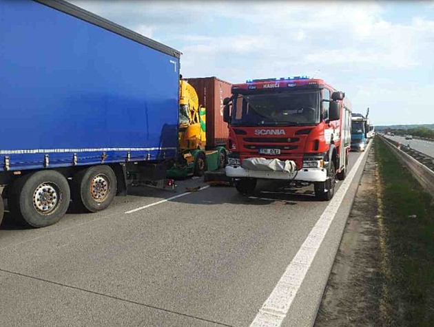 D2 před Brnem byla neprůjezdná. Srazila se nákladní auta, vyteklo hodně nafty