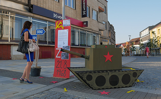 Do Žďáru se vrátily otočené ukazatele i tank, okupaci připomněla aktivistka