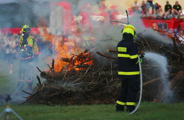 Přes 360 aut, ukázky vyprošťování i hašení. Pyrocar přilákal desítky tisíc lidí