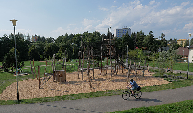 Nové žďárské hřiště ničí vandalové, nevědomky ale také samotní rodiče dětí