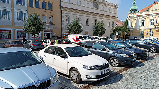 Devadesát korun za hodinu parkování. I Václavák je levnější, zlobí se v Brodě