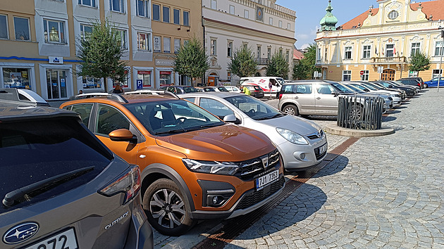 Devadesát korun za hodinu parkování. I Václavák je levnější, zlobí se v Brodě