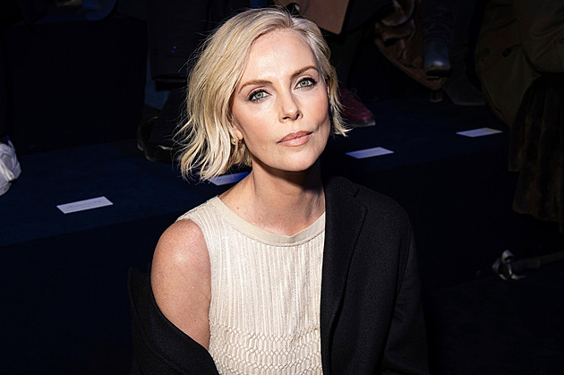 Nemám facelift, prostě stárnu, brání se komentářům Charlize Theronová