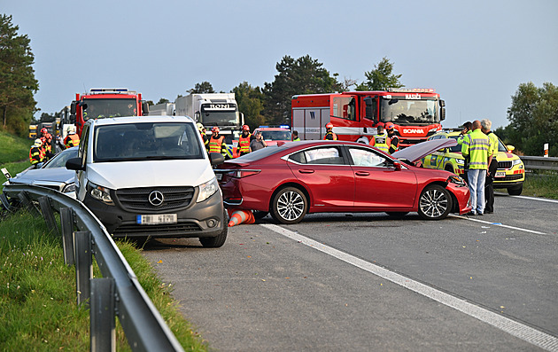 Při hromadné nehodě na D2 u Hustopečí zemřeli dva silničáři, dálnice je uzavřena