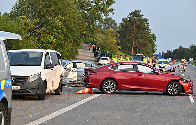 Nehodu se smrtí silničářů způsobil řidič, který vjel do dělicího pásu dálnice