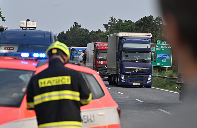 Nehoda na Břeclavsku uzavřela dálnici D2 na čtyři hodiny. Havarovalo pět aut