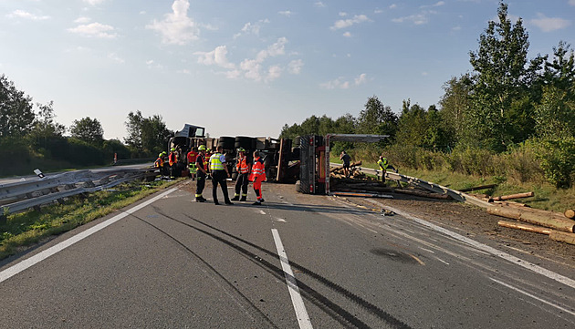 Na D3 u Tábora se převrátil kamion, vysypané dřevo zablokovalo směr na Budějovice