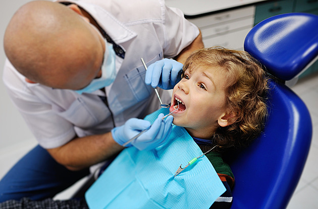 Lékaři bijí na poplach: polovina předškoláků má zkažené zuby a bude hůř. Jaké jsou příčiny a co navrhují odborníci?