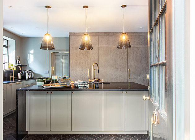 Romantický kamenný dům dostal po rekonstrukci jako korunu dřevěný plot