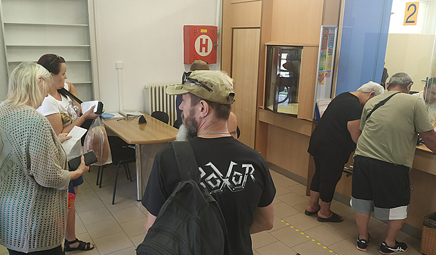 Pošta vyhání seniory od přepážek. Ať vám penzi pošlou na účet, radí sociálka. Důchodci se ale internetu bojí