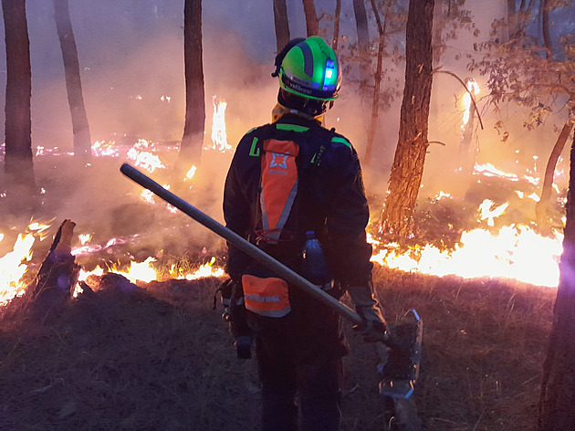 Čeští hasiči bojují s požárem v Řecku. Máme problém s vodou, říká jejich velitel