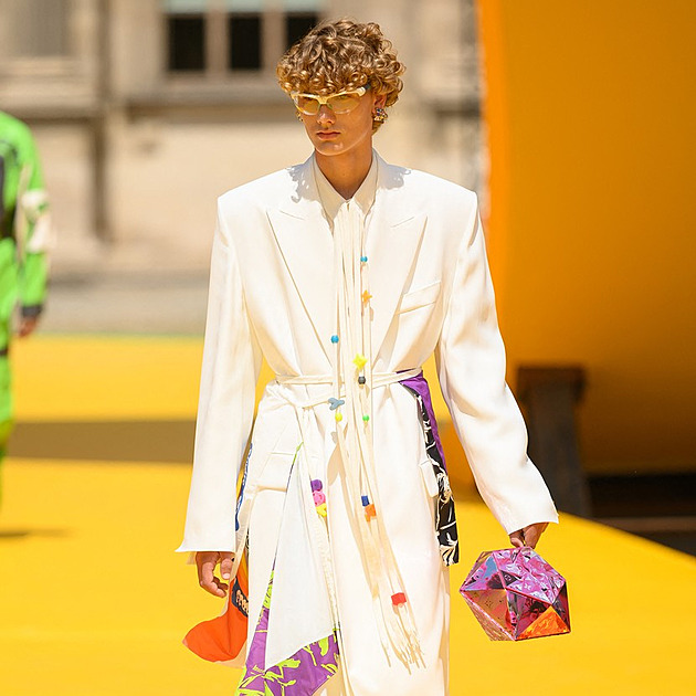 Flitry, mušle, holub i žába. Extravagantní kabelky vynesete i mimo večírek