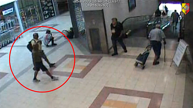 Zloději si vyhlédli seniora při výběru z bankomatu, na eskalátorech ho okradli