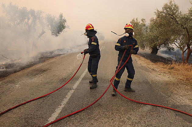 Řekové dál bojují s lesními požáry, na pomoc jim dorazil konvoj českých hasičů