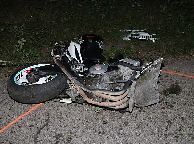 Motorkář nezvládl mírnou zatáčku, při nárazu do stromu rozpůlil motorku a zemřel