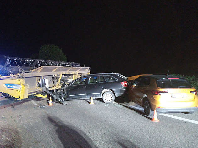 Auto vjelo kombajnu pod žací lištu, zezadu do něj narazil další vůz