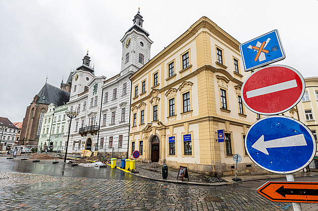 V rozkopaném centru Hradce naříkají obchodníci. O pěší zóně bude debata