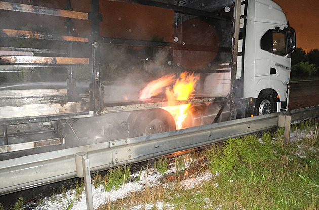 Na D5 u Plzně hořel kamion, vznikla škoda 4 miliony. Směr na Prahu byl uzavřen