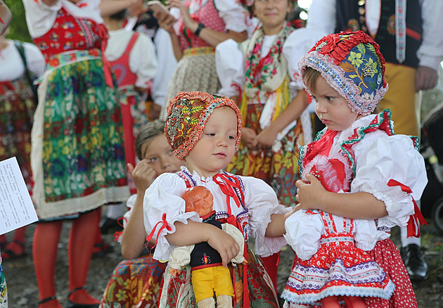 Koláče, kroje a folklor i ze zahraničí. Začínají jubilejní Chodské slavnosti