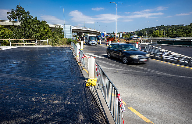 Barrandovský most bude plně průjezdný 3. září, problémy při opravě nenastaly