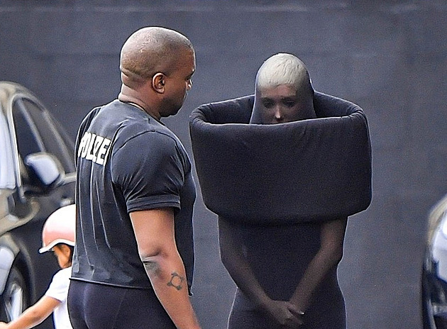 OBRAZEM: Bizarní outfity, které volí Bianca Censori