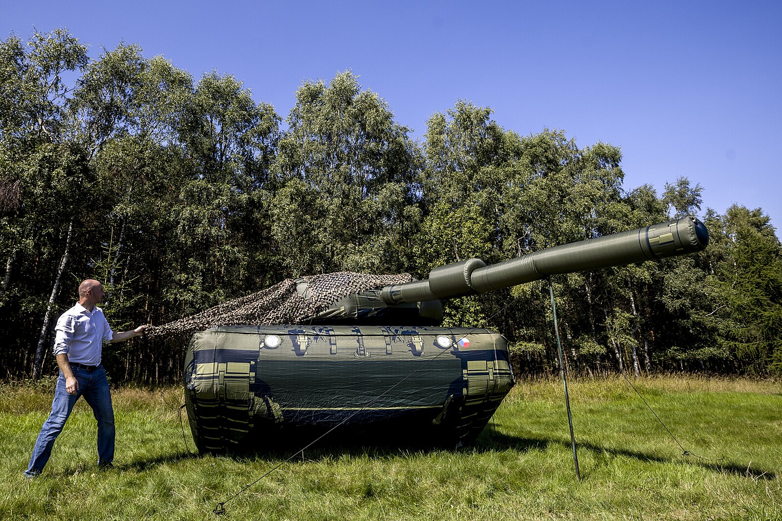 VIDEO: Je to tank, nebo „skákací hrad“? Nafukovací zbraně šetří vojsku ...