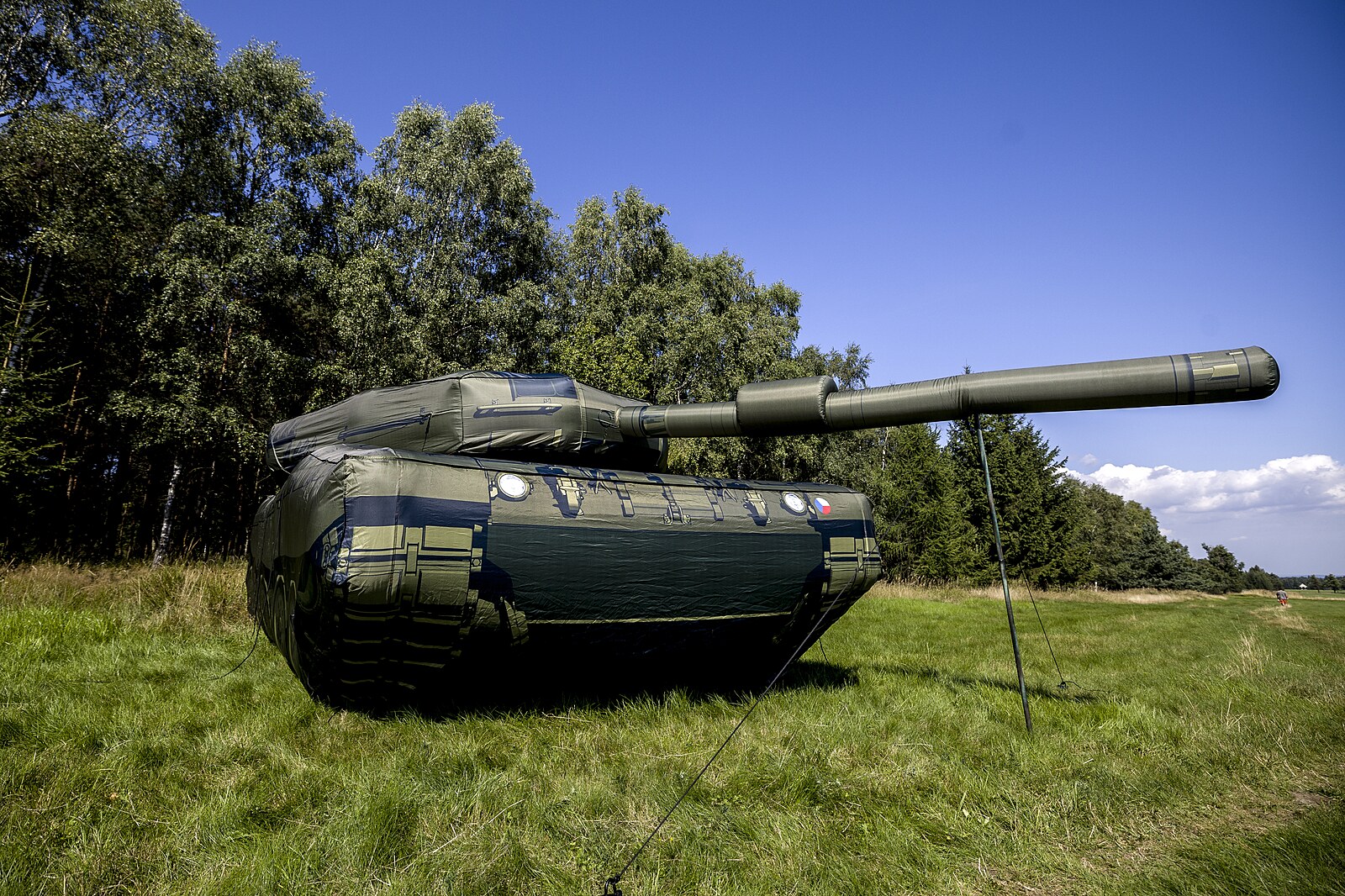 VIDEO: Je to tank, nebo „skákací hrad“? Nafukovací zbraně šetří vojsku ...